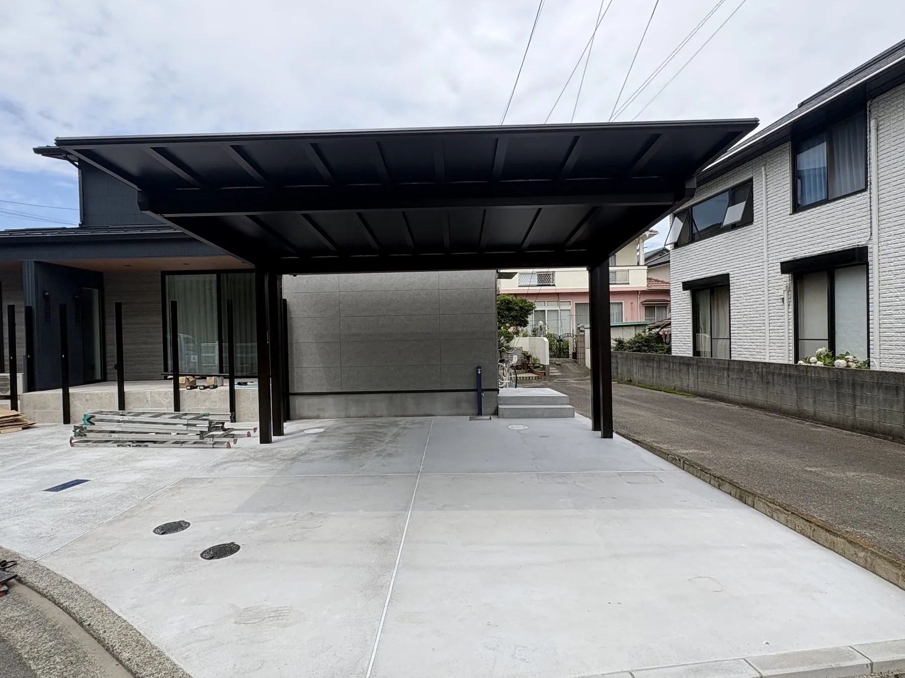 黒い後方支持タイプのカーポート施工事例