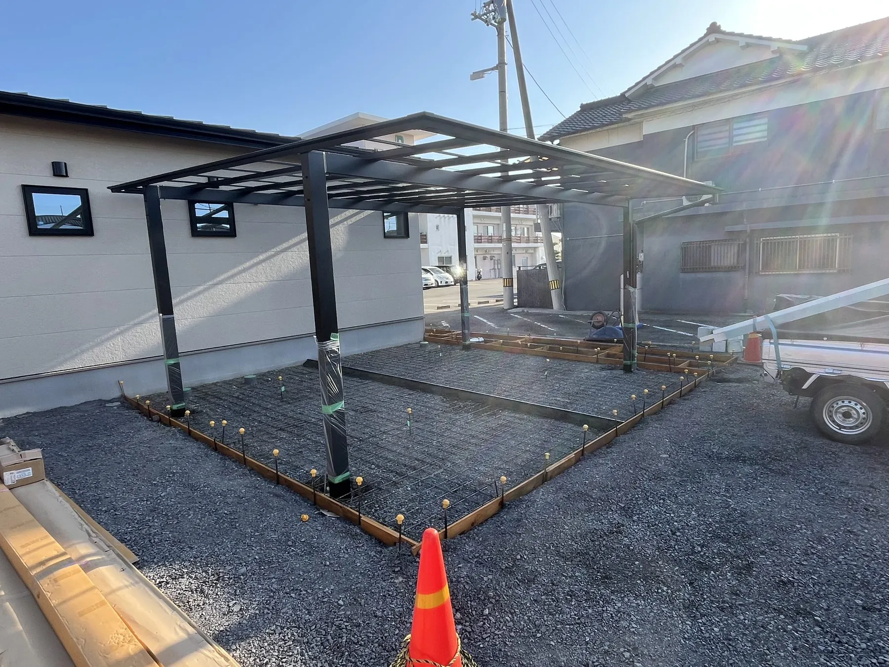 土間コンクリート施工前のカーポート基礎と型枠